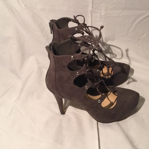 Grey Lace Heels - Picture 4 of 6